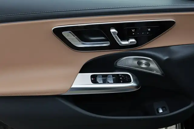 Mercedes-Benz E-Class view 12
