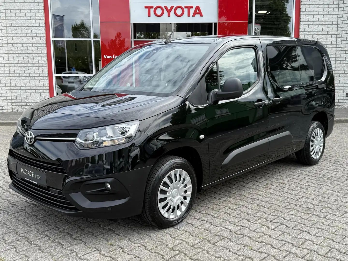 Toyota Proace City 1.5 D-4D NAVIGATOR LONG AUTOMAAT CLIMA 2X SCHUIFDE Zwart - 1