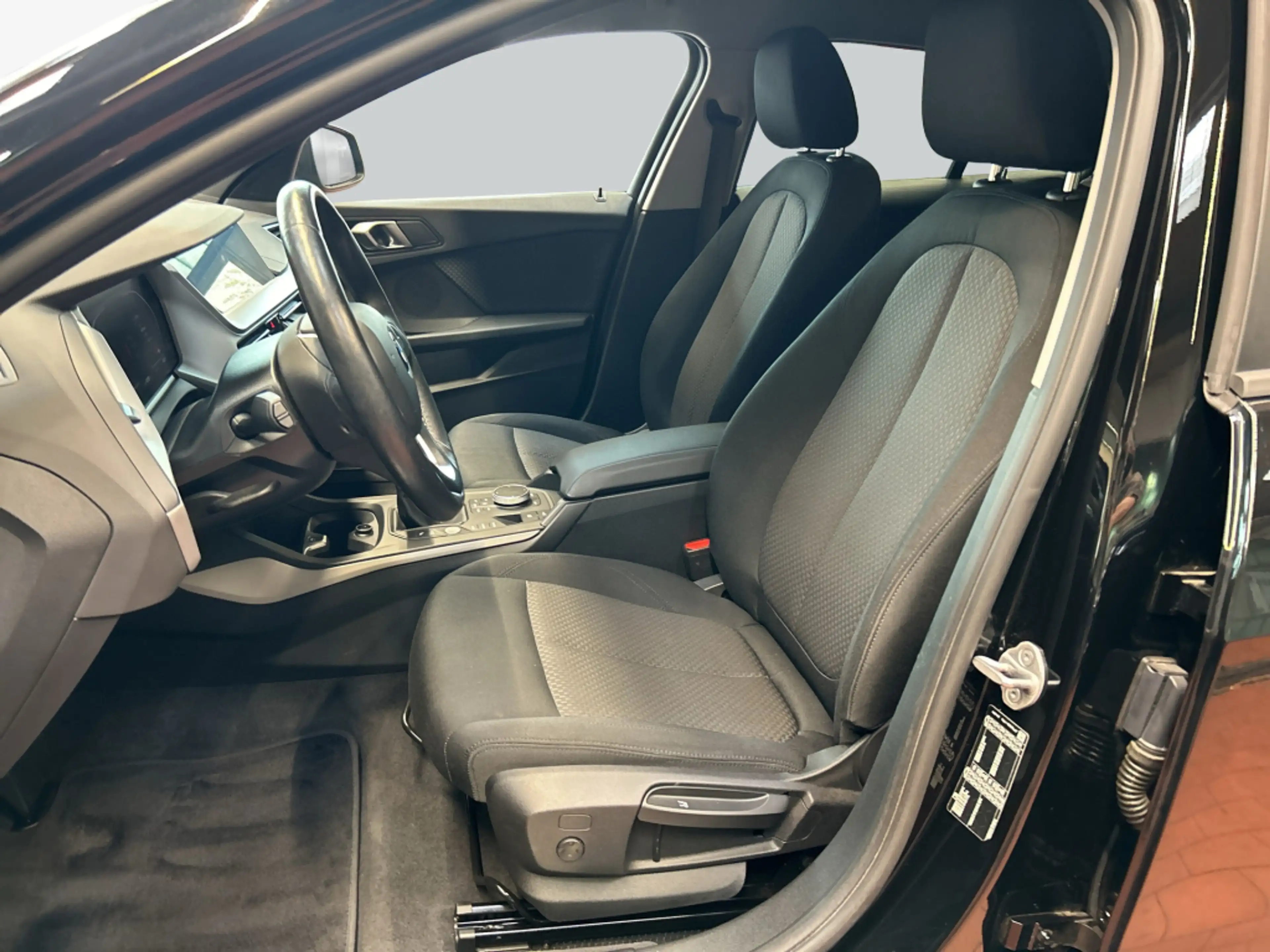 BMW 118 i Advantage, PDC, LED, SHZ — photo 11