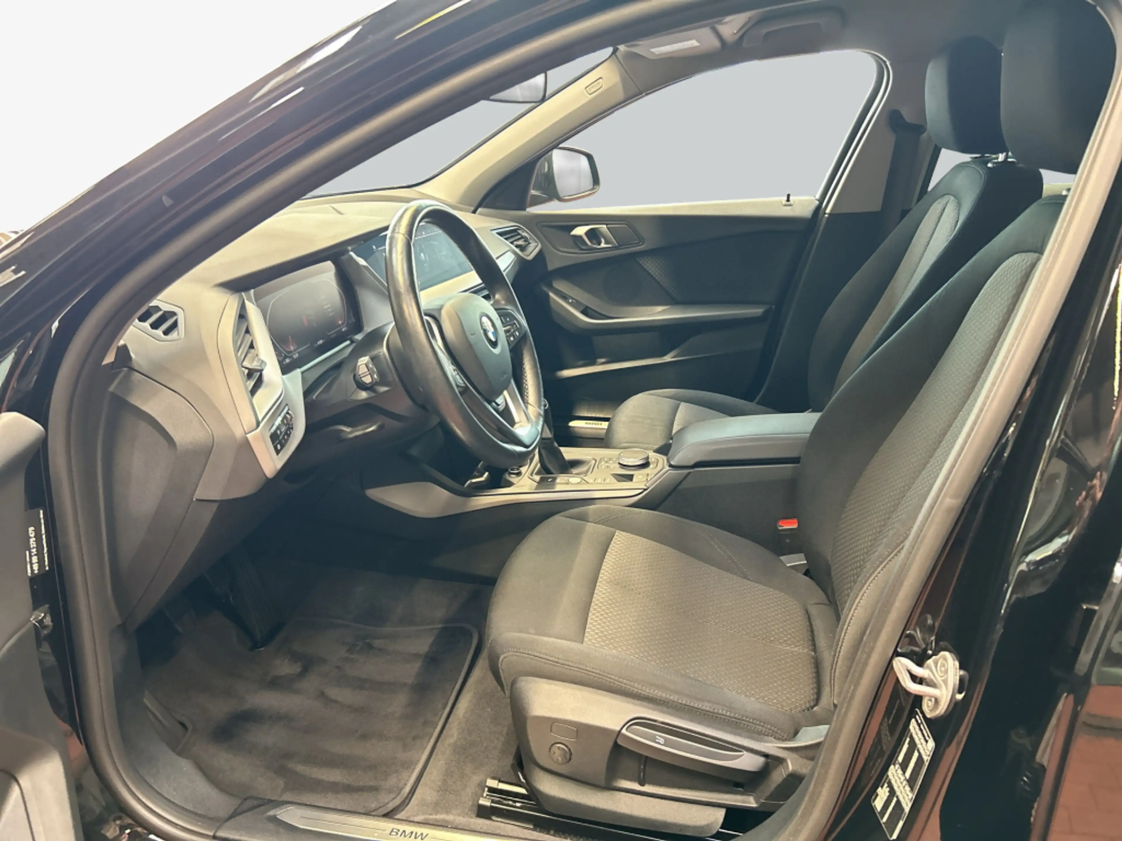BMW 118 i Advantage, PDC, LED, SHZ — photo 10