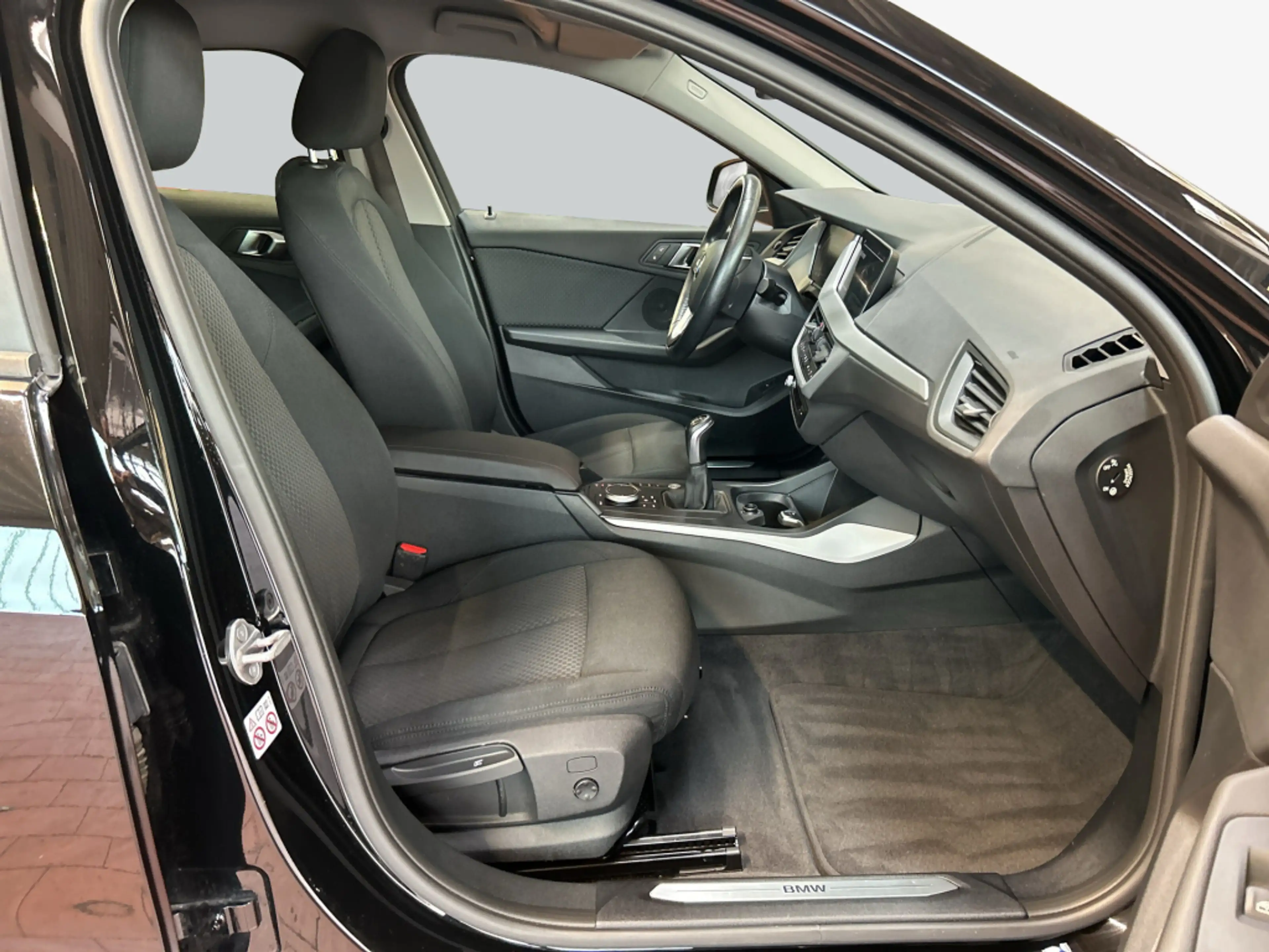 BMW 118 i Advantage, PDC, LED, SHZ — photo 13