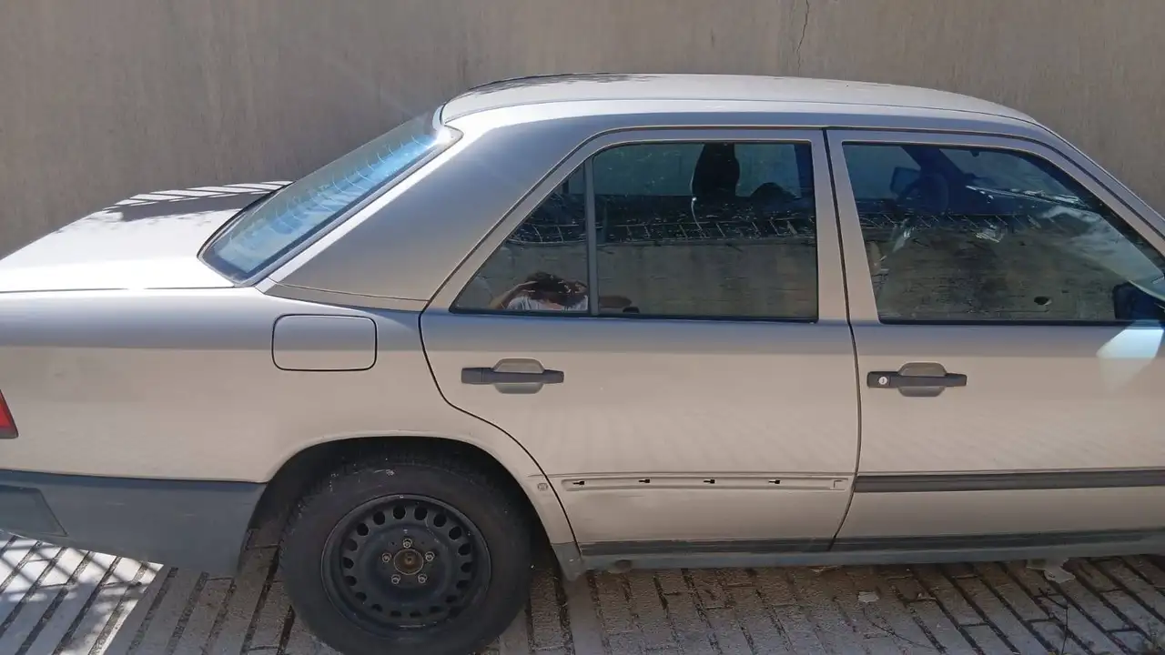 Mercedes-Benz 200E, foto 3