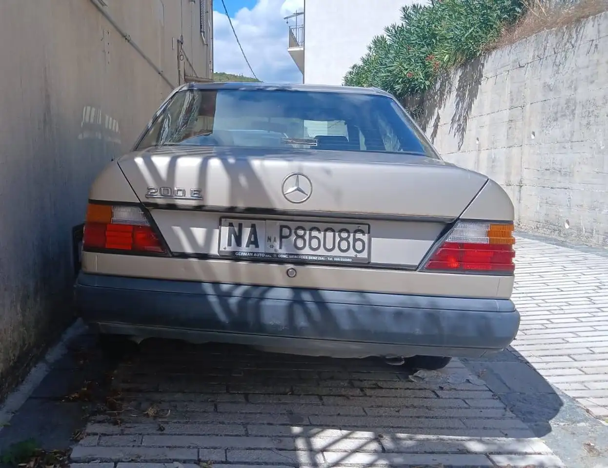 Mercedes-Benz 200E, foto 1