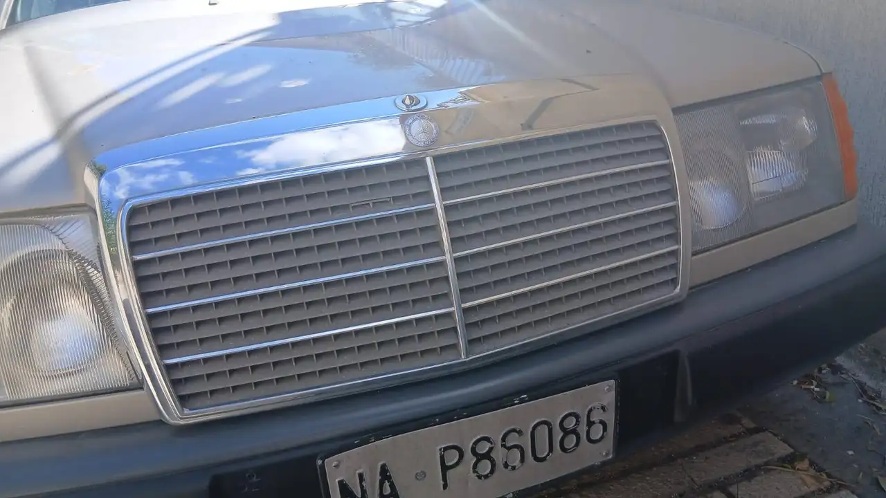 Mercedes-Benz 200E, foto 2