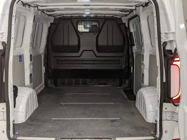 Volkswagen Transporter view 8