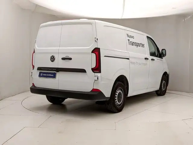 Volkswagen Transporter view 4