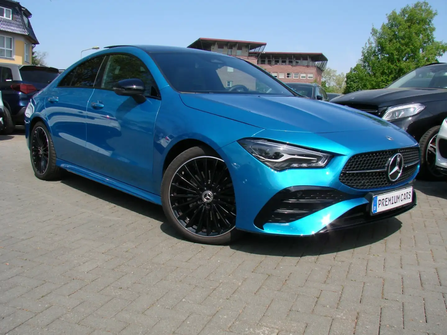 Mercedes-Benz CLA 200 Coupé AMG Distronic+ Panorama Burmester Blauw - 1