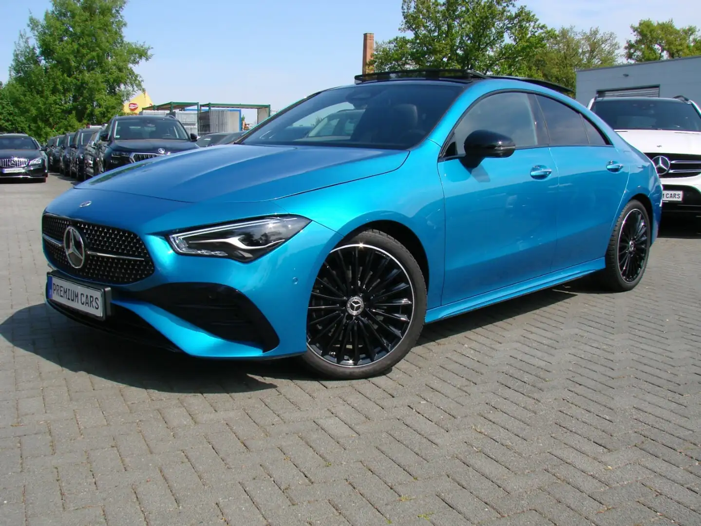 Mercedes-Benz CLA 200 Coupé AMG Distronic+ Panorama Burmester Blauw - 2