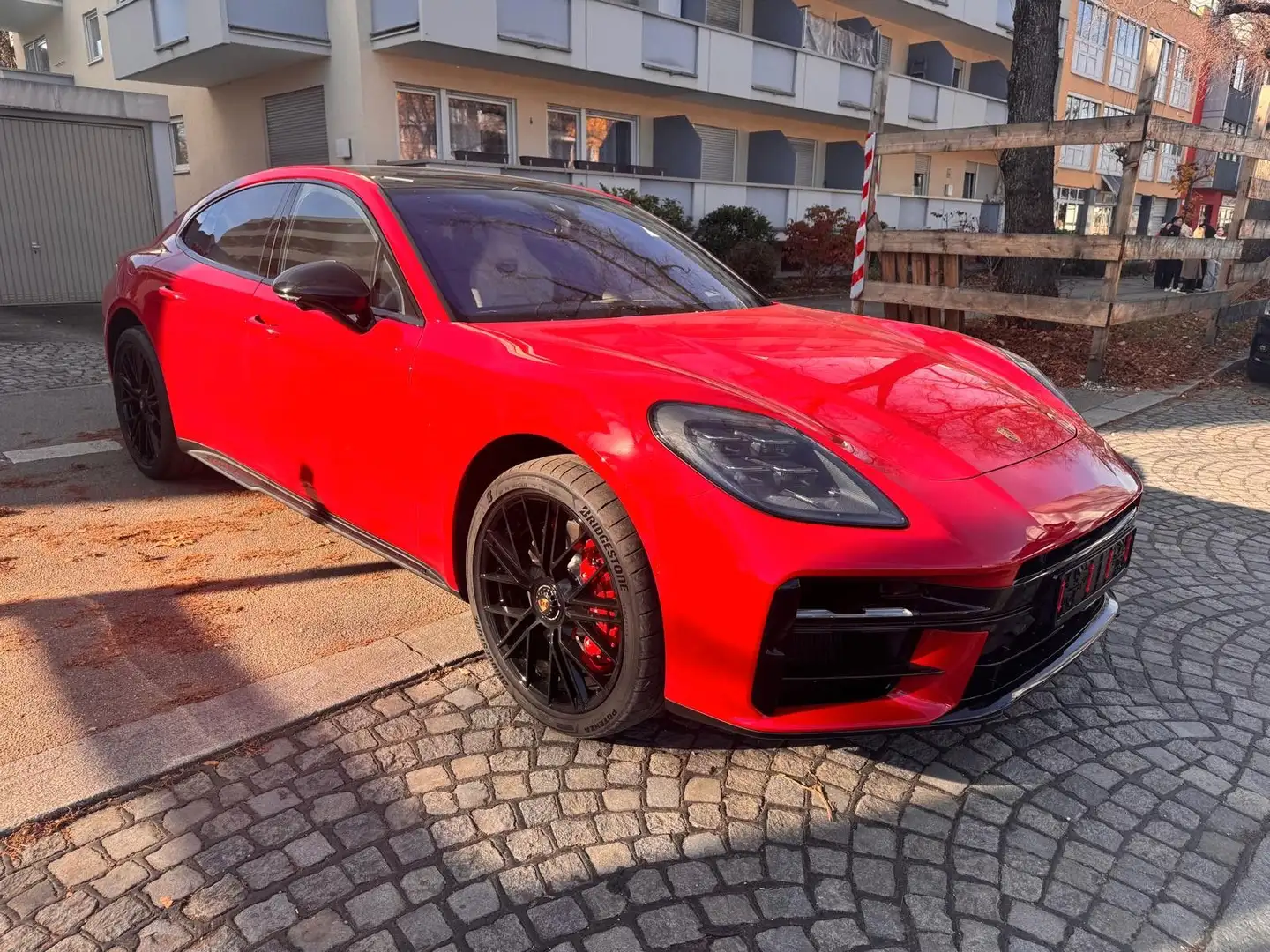 Porsche Panamera GTS Rouge - 2