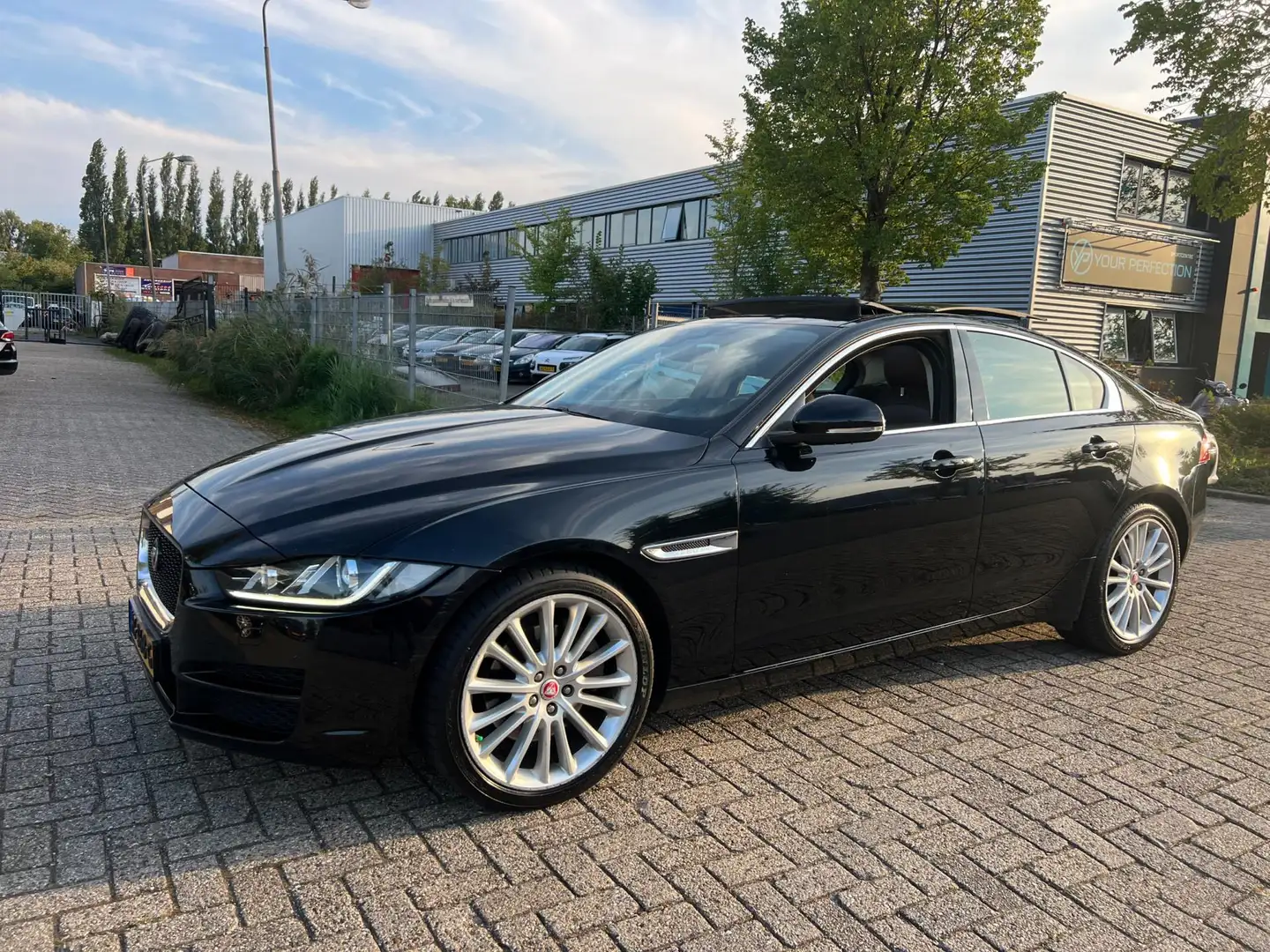 Jaguar XE 2.0 Portfolio - Panorama - Exportprijs ex Bpm ! Negru - 2