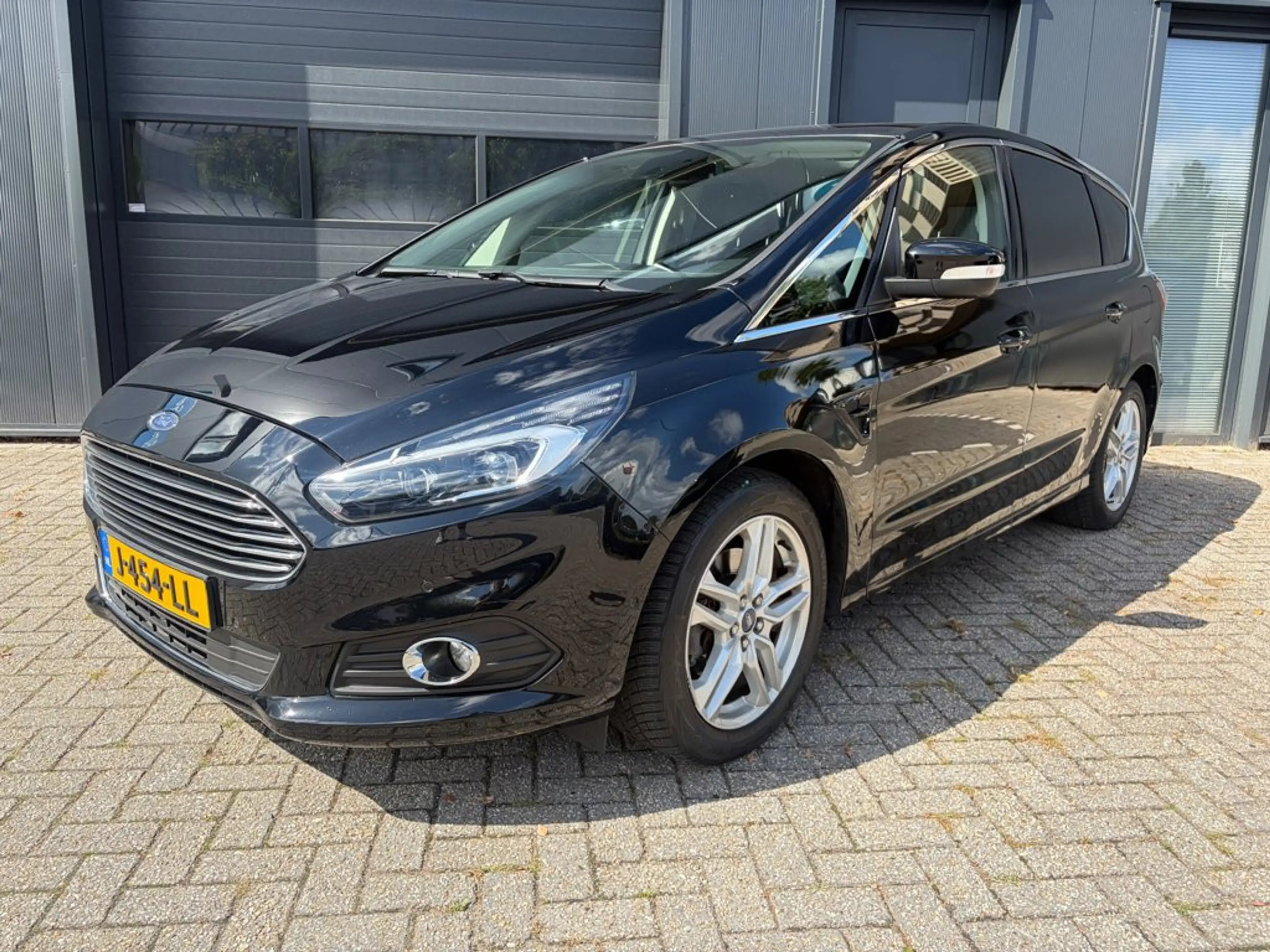 Ford S-Max 2.0 Vignale 7p. Automaat, Pano, Trekhaak, PDC, Cli