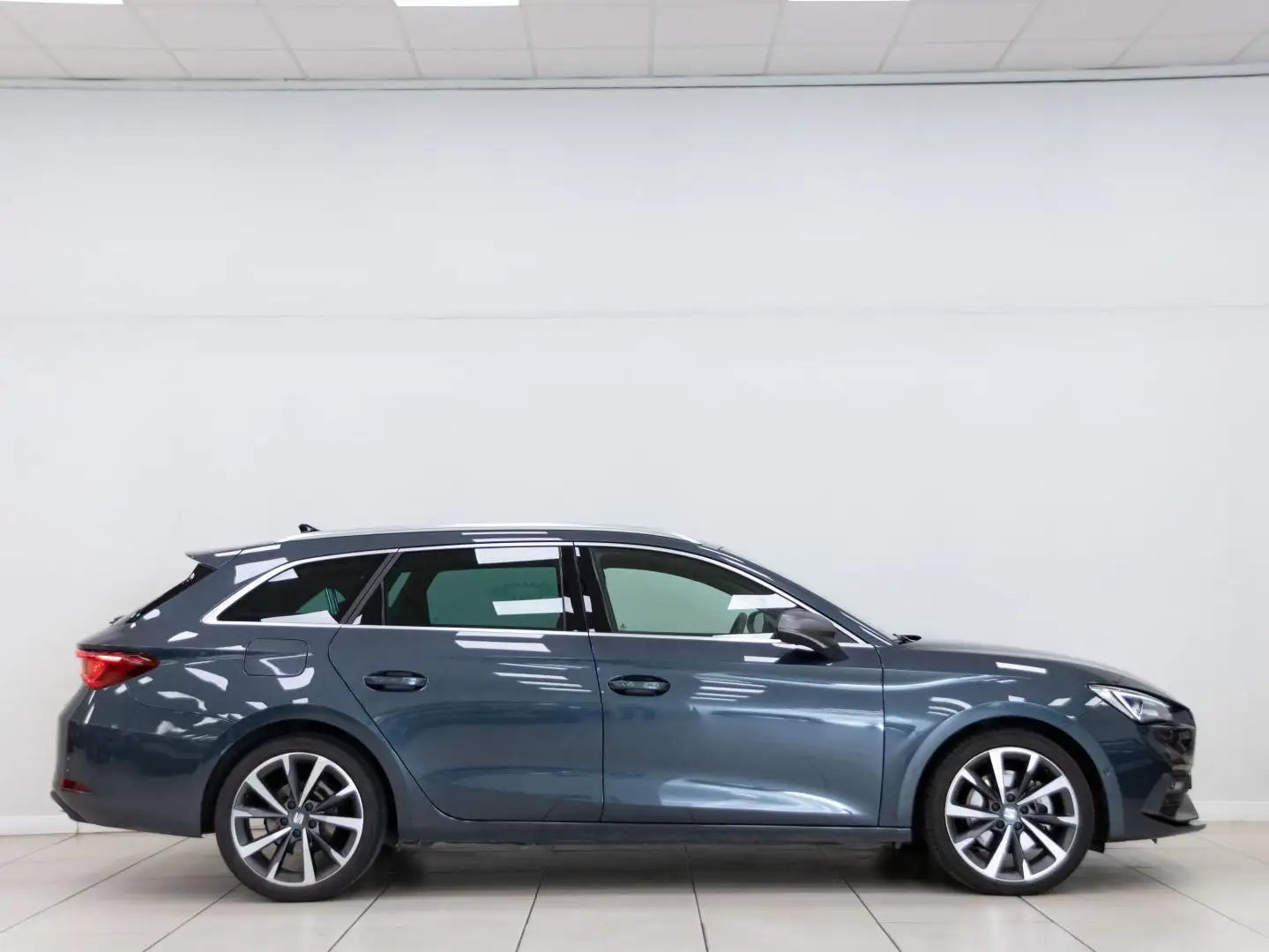 SEAT Leon ST 1.5 TSI S&S FR 150 Gris - 2