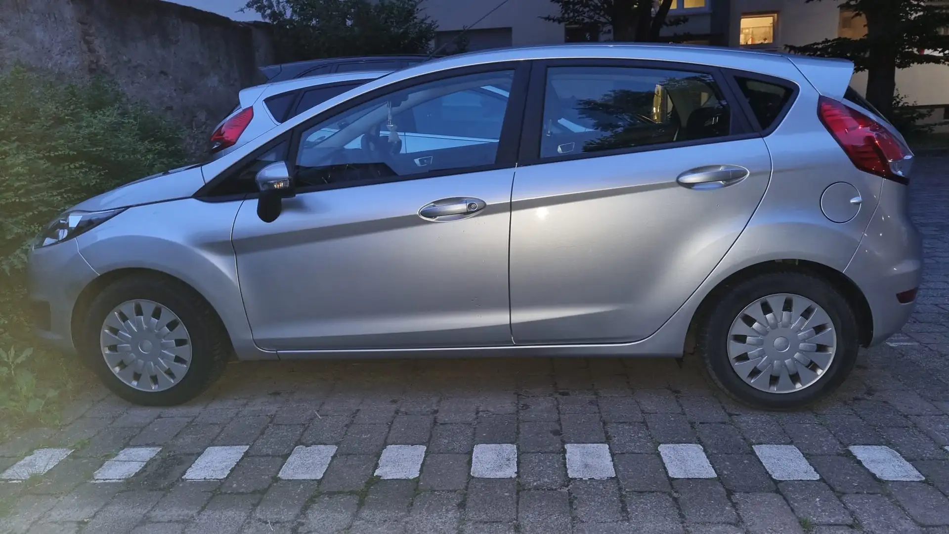 Ford Fiesta Fiesta 1.6 TDCi Start-Stop ECOnetic Trend Silber - 1