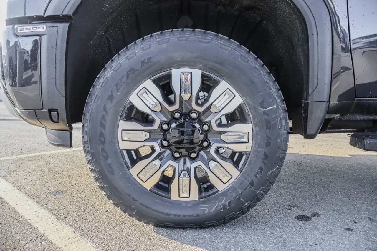 GMC Sierra 3500HD снимка GMC Sierra 3500HD