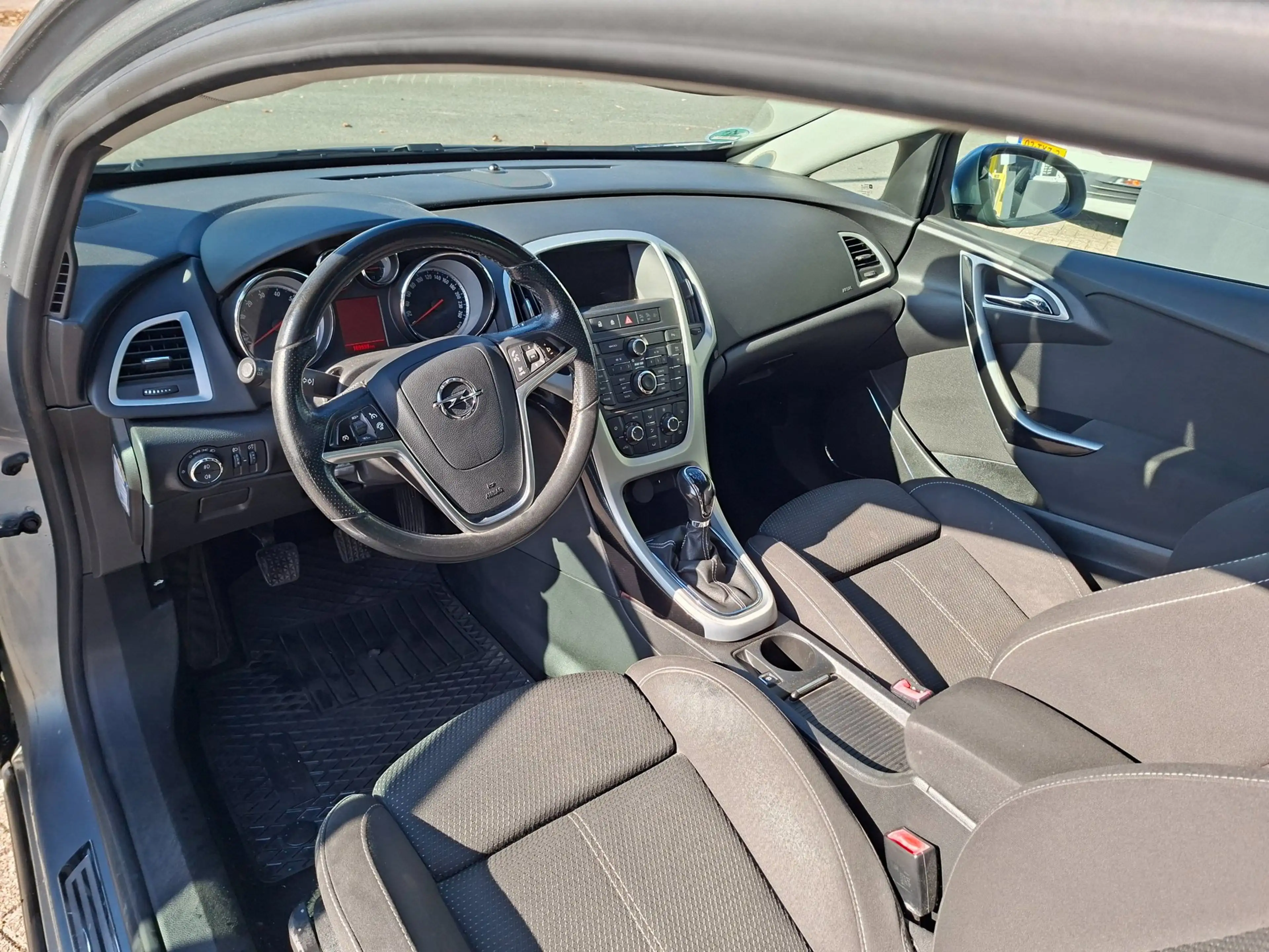Opel Astra GTC 1.4 Turbo Sport — photo 3