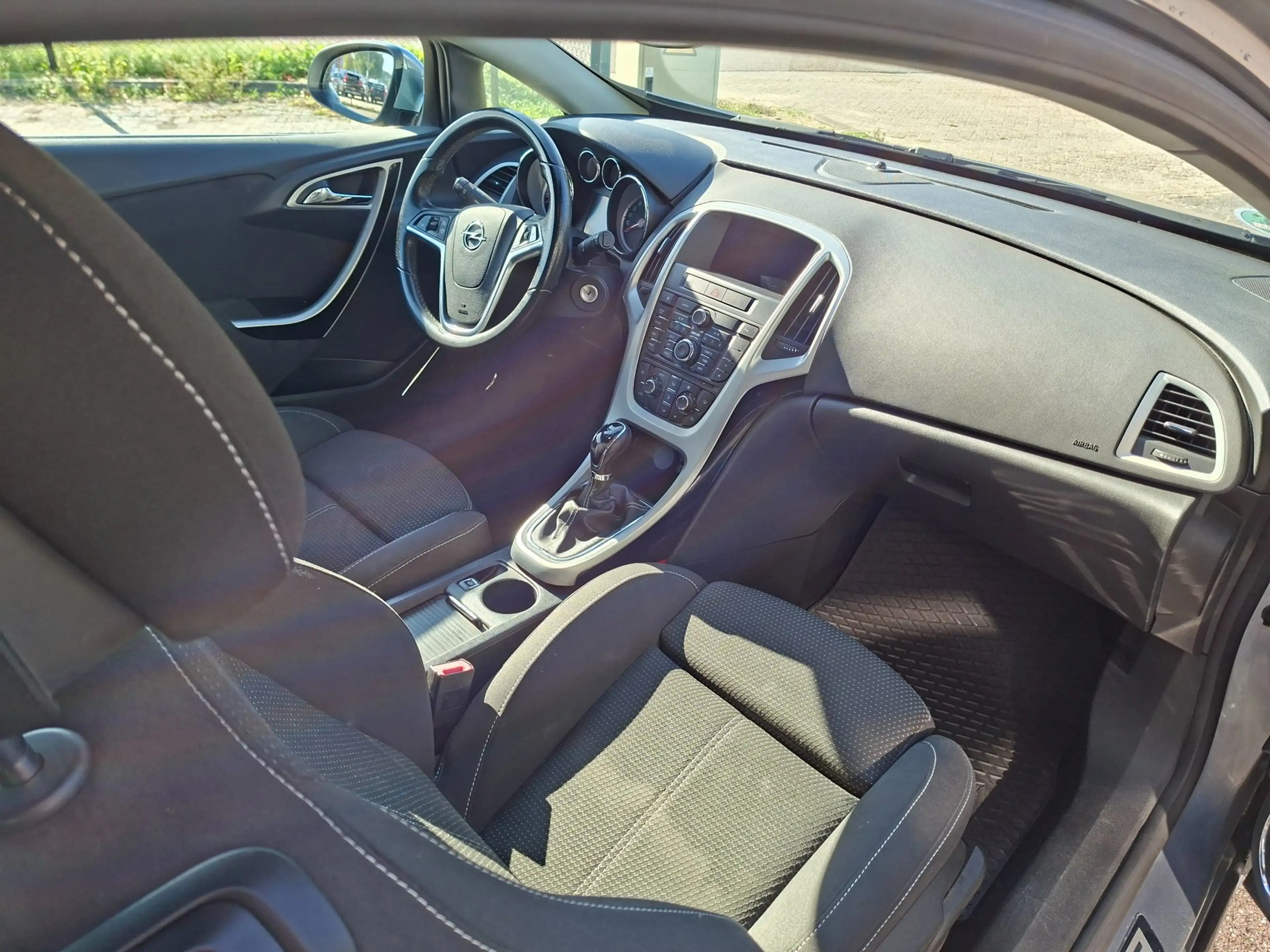 Opel Astra GTC 1.4 Turbo Sport — photo 11