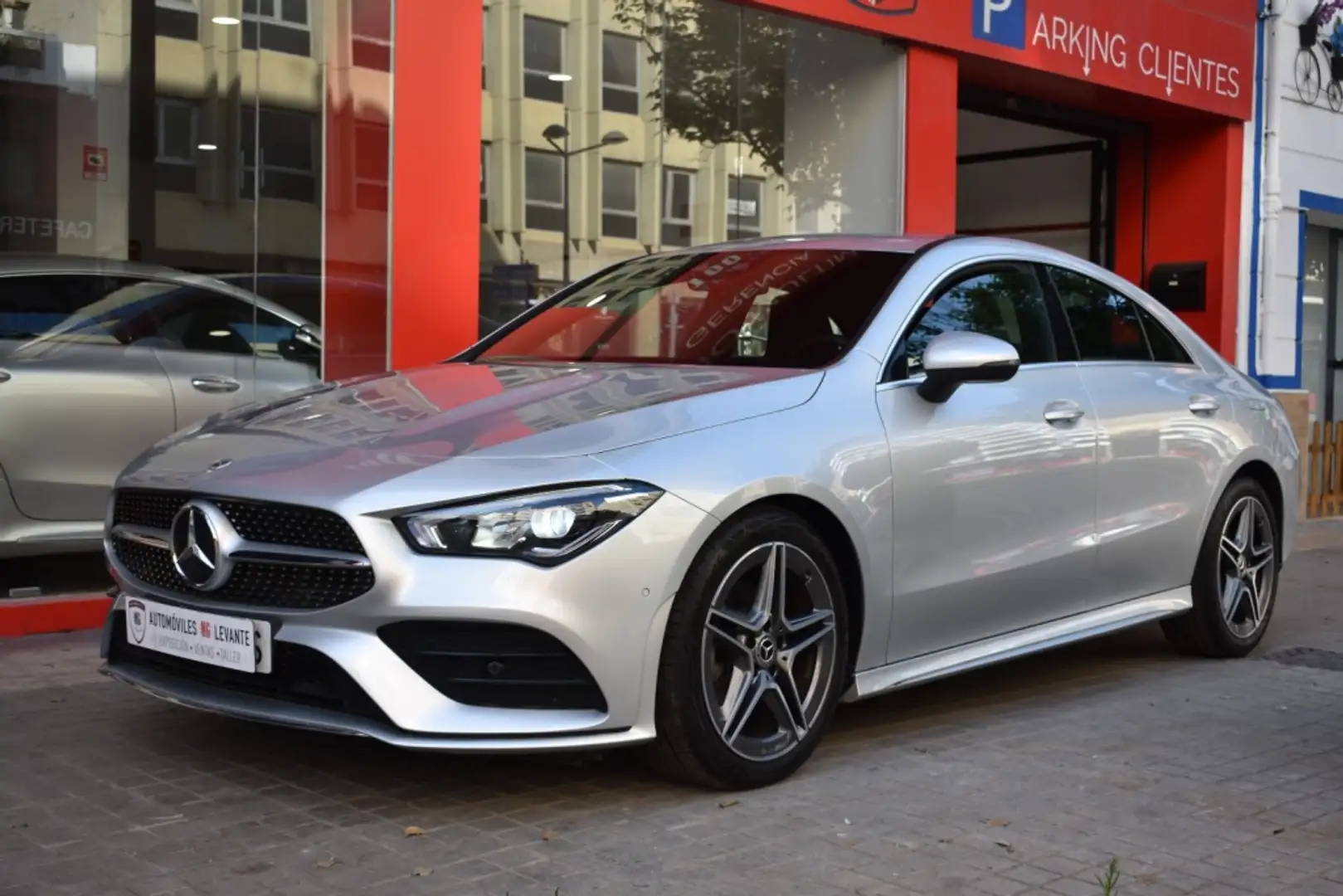 Mercedes-Benz CLA 180 Argent - 1