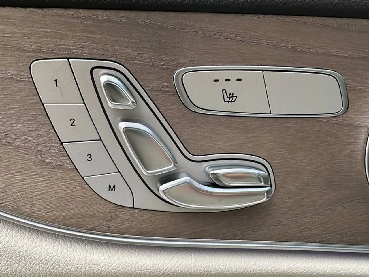 Mercedes-Benz E-Class снимка Mercedes-Benz E-Class