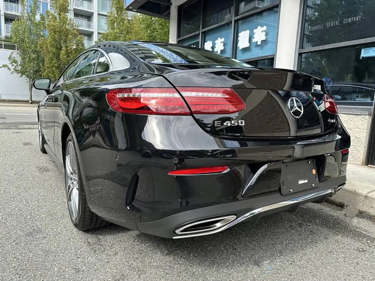 Mercedes-Benz E-Class снимка Mercedes-Benz E-Class