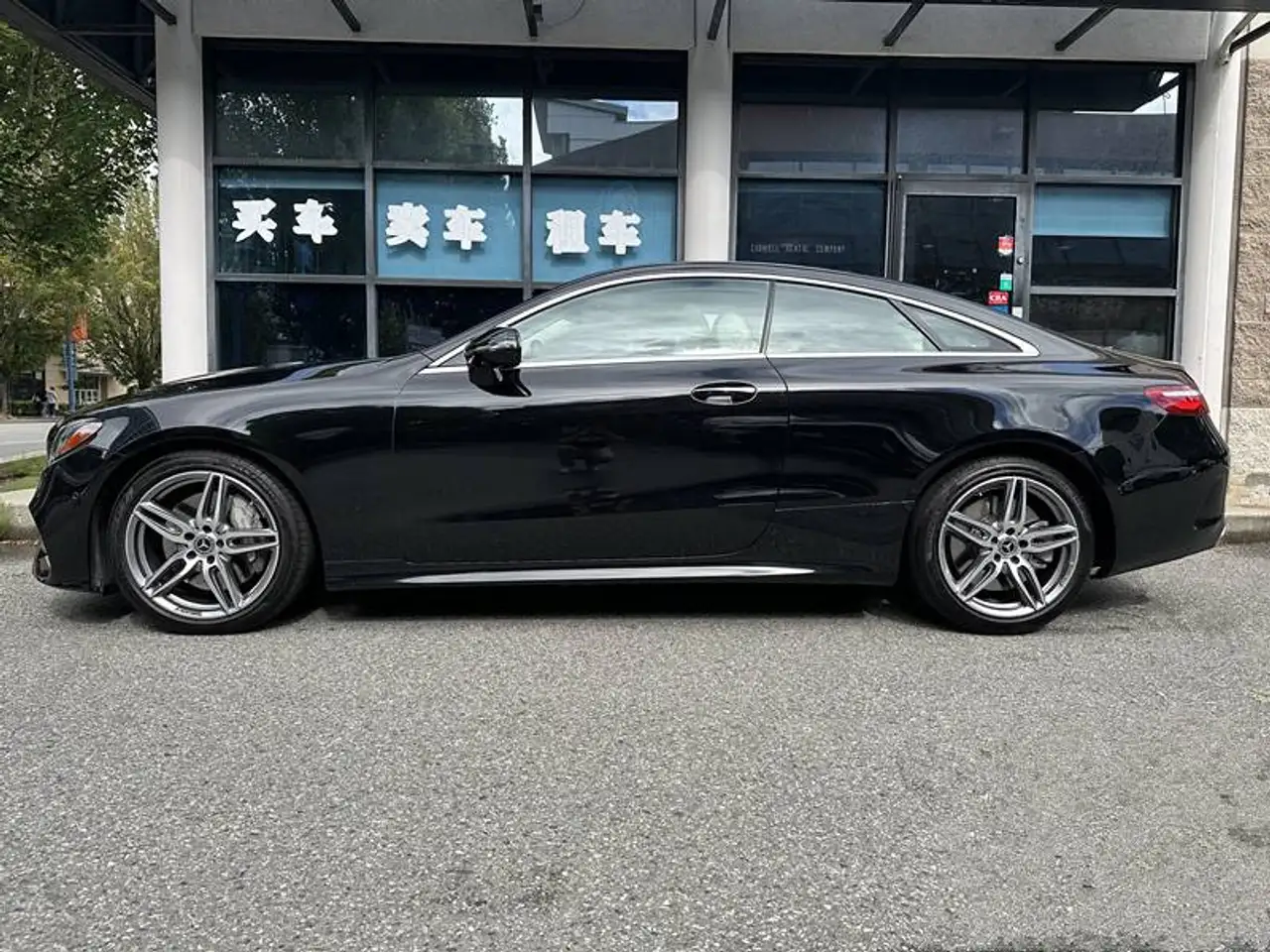 Mercedes-Benz E-Class снимка Mercedes-Benz E-Class
