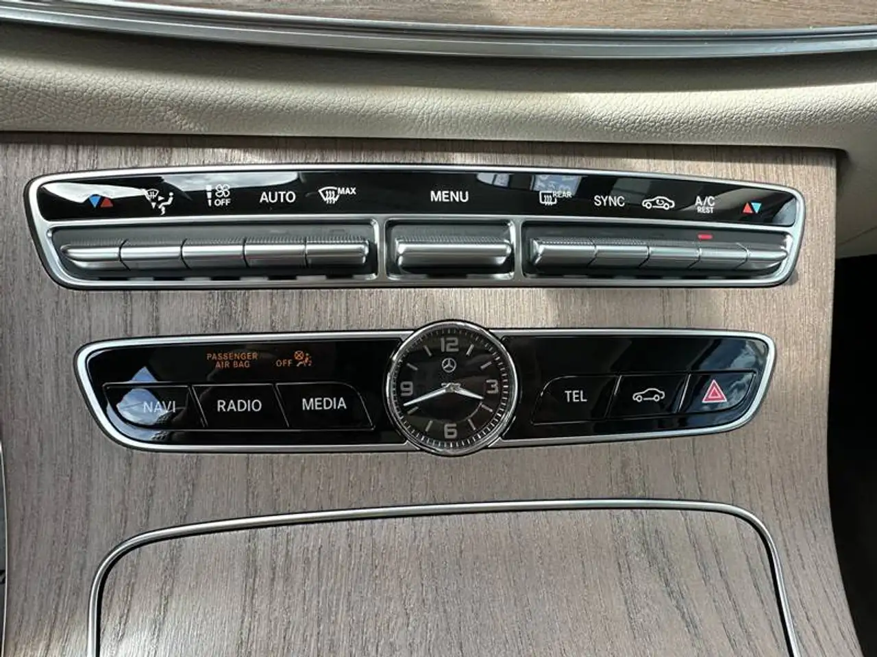 Mercedes-Benz E-Class снимка Mercedes-Benz E-Class