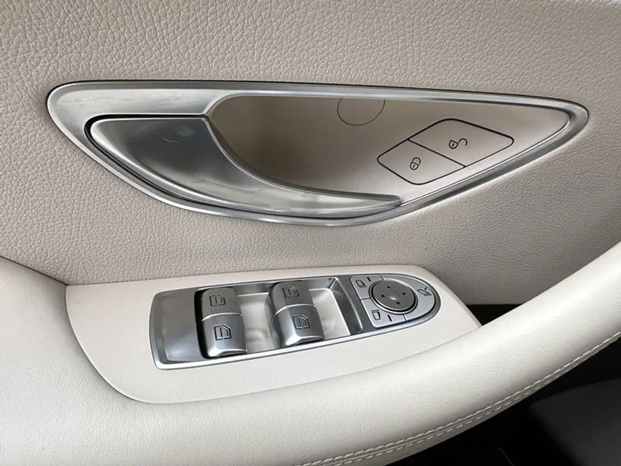 Mercedes-Benz E-Class снимка Mercedes-Benz E-Class