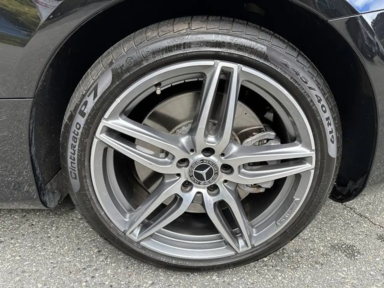 Mercedes-Benz E-Class снимка Mercedes-Benz E-Class