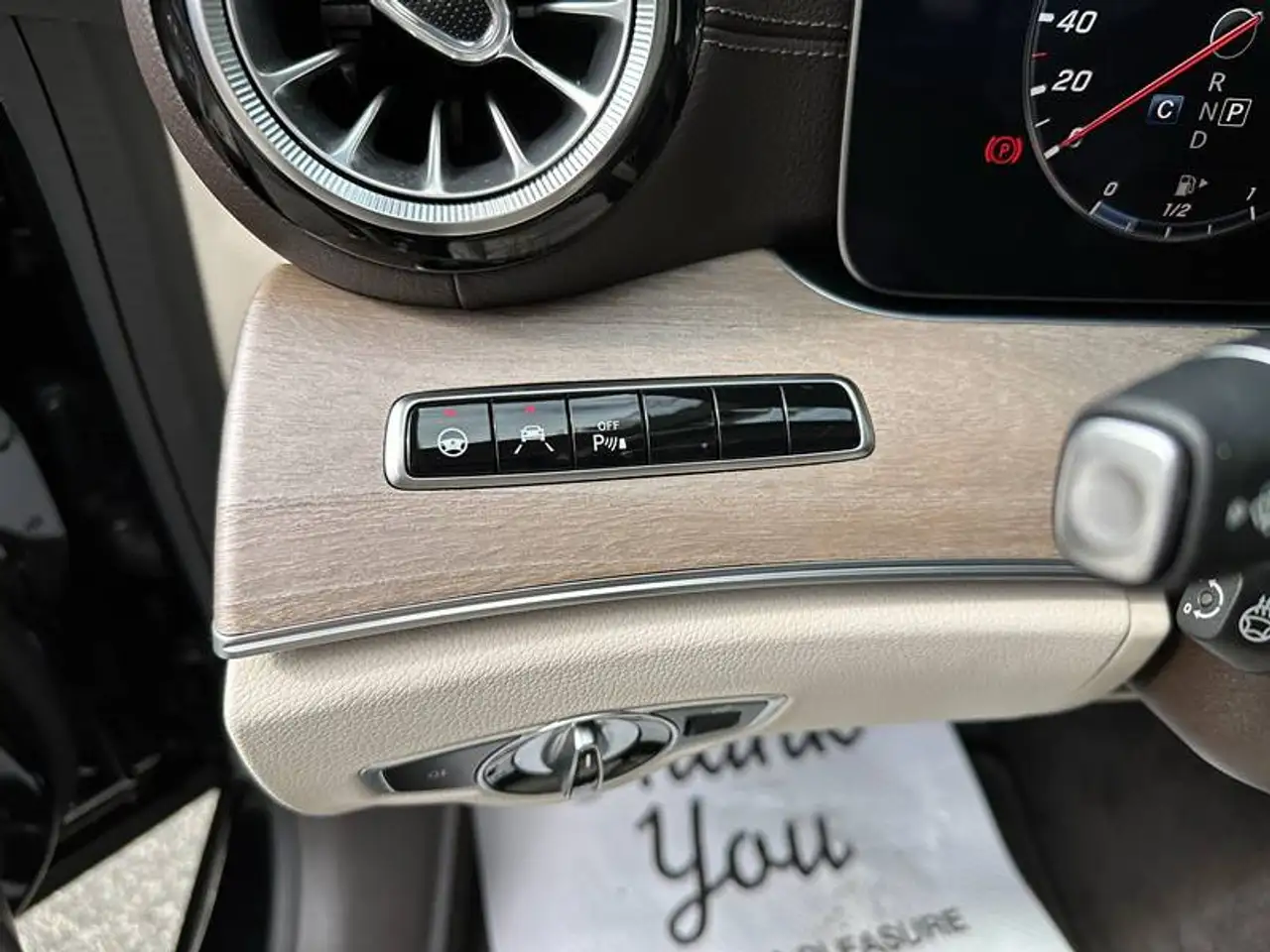 Mercedes-Benz E-Class снимка Mercedes-Benz E-Class