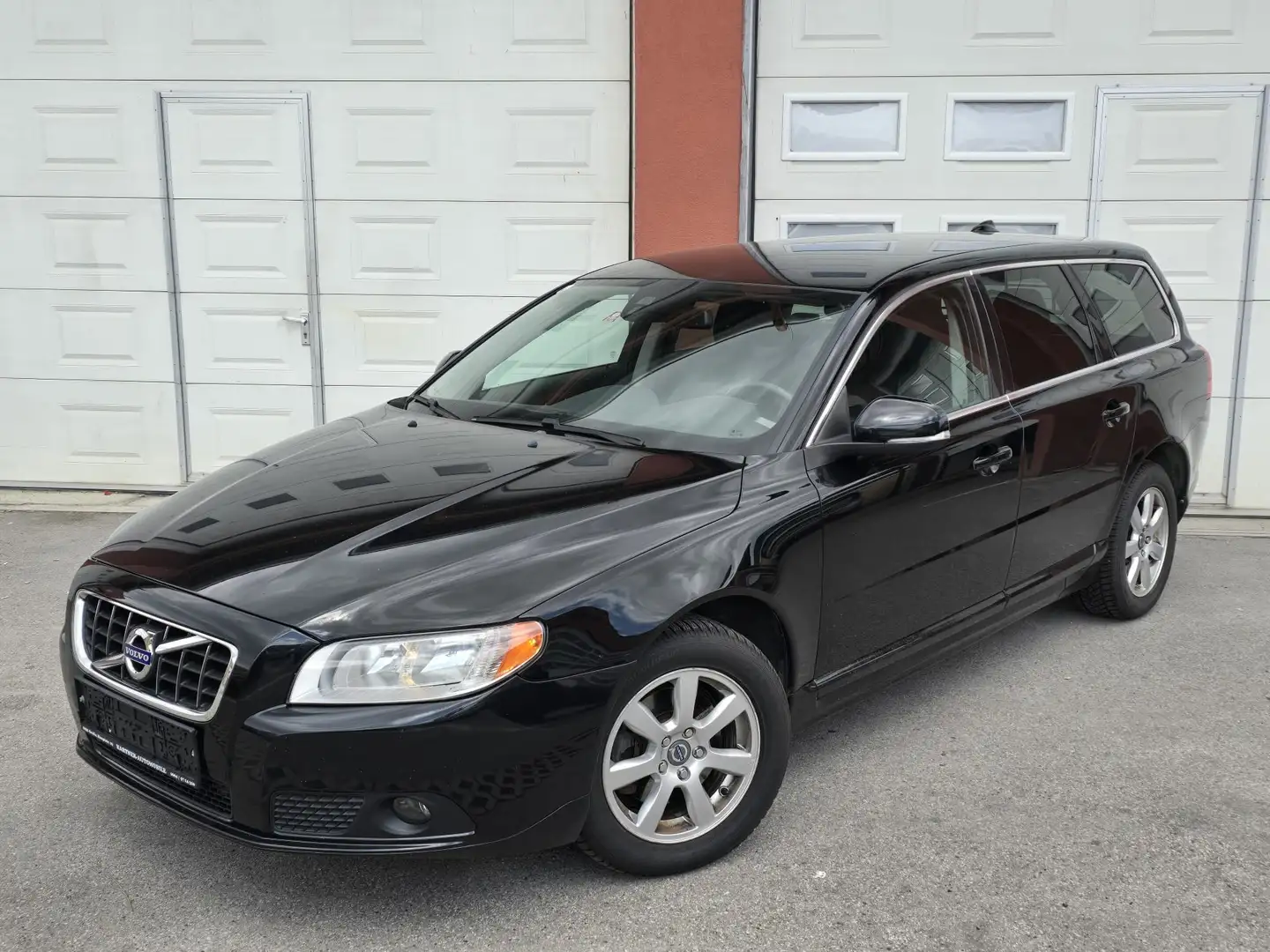 Volvo V70 T4 Kinetic Powershift Schwarz - 2