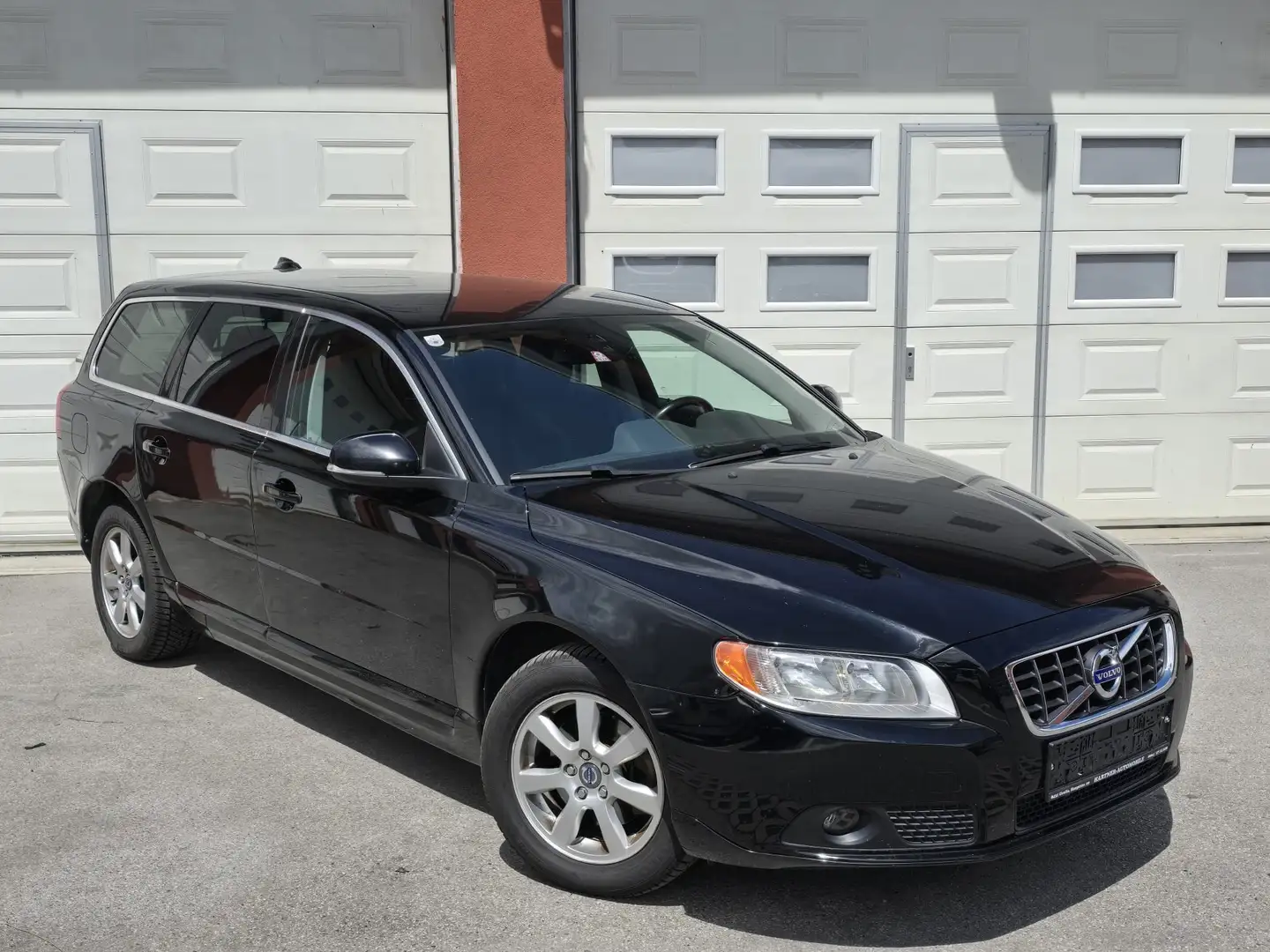 Volvo V70 T4 Kinetic Powershift Schwarz - 1