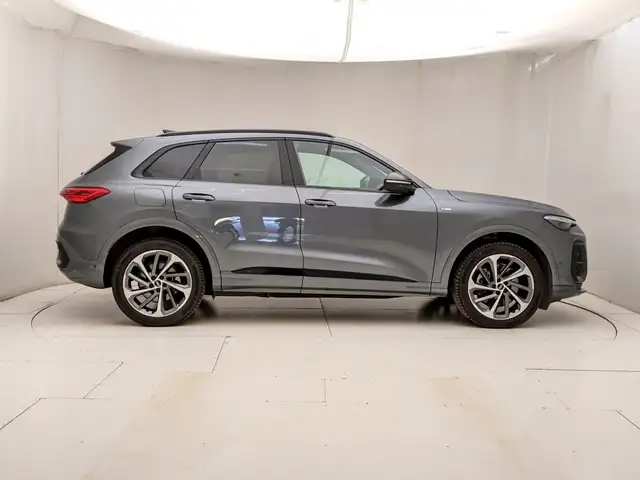 Audi Q5 view 3