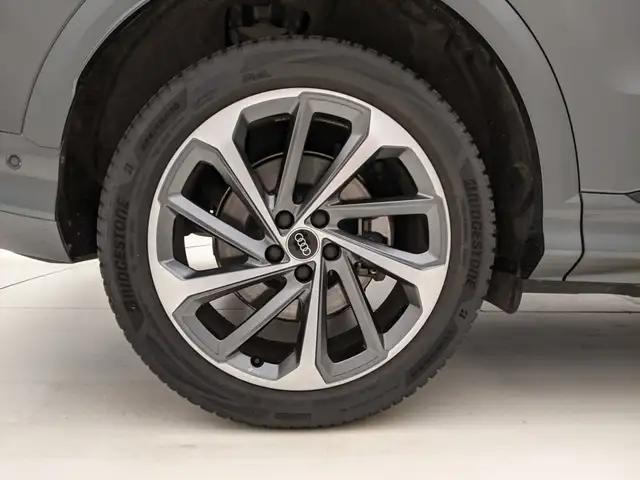 Audi Q5 view 9
