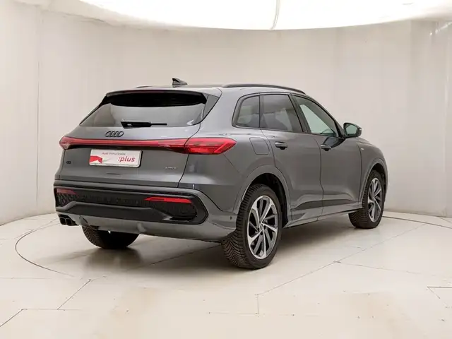 Audi Q5 view 4