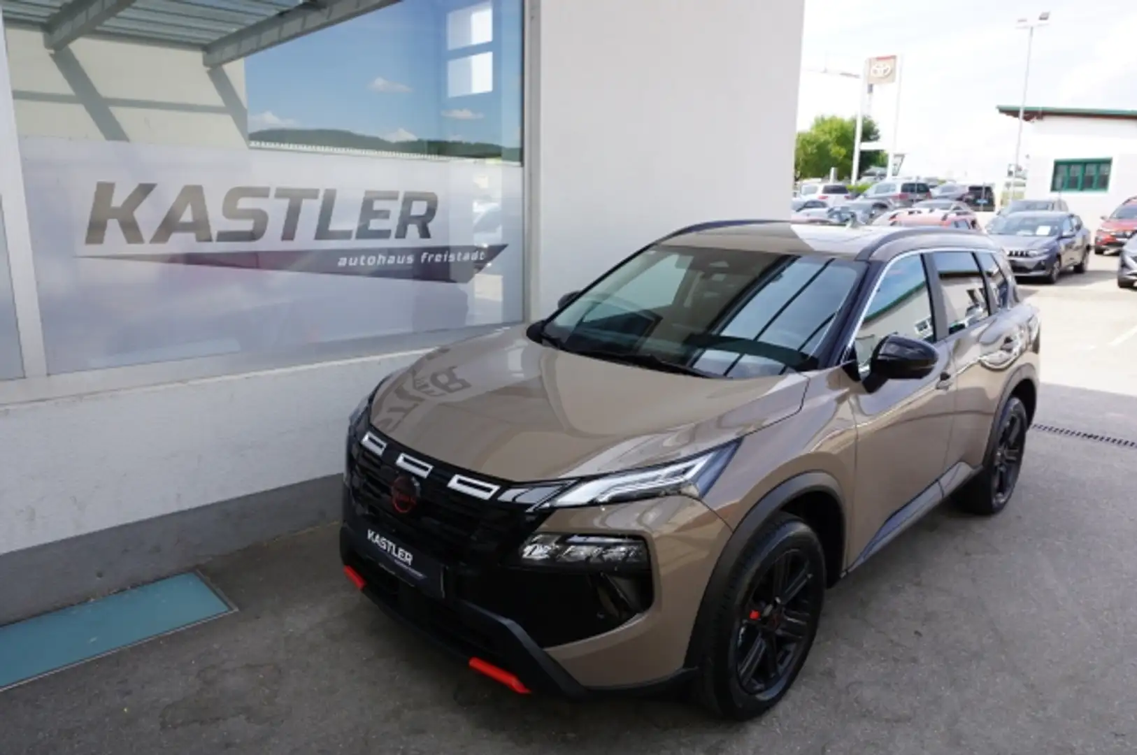 Nissan X-Trail X-Trail N-Trek 1,5 VC-T e-4ORCE 214PS Beige - 1