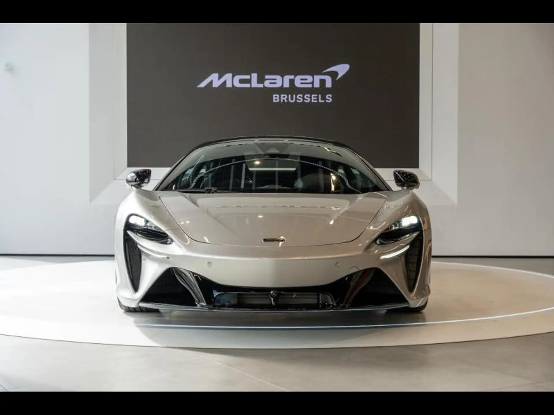 맥라렌 아투라 2023 화이트 사진 5