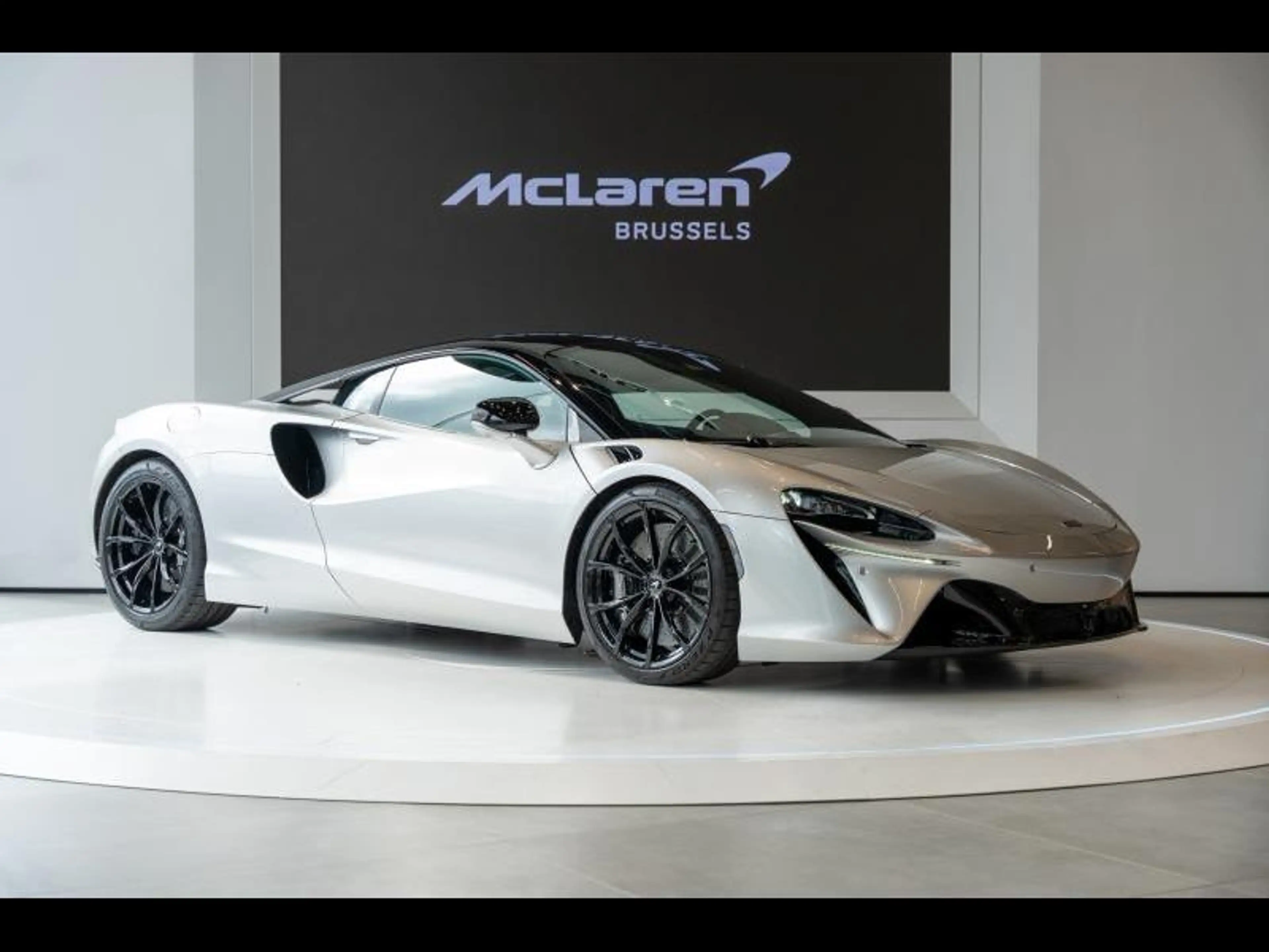 McLaren Artura 3 years of McLaren Warranty included