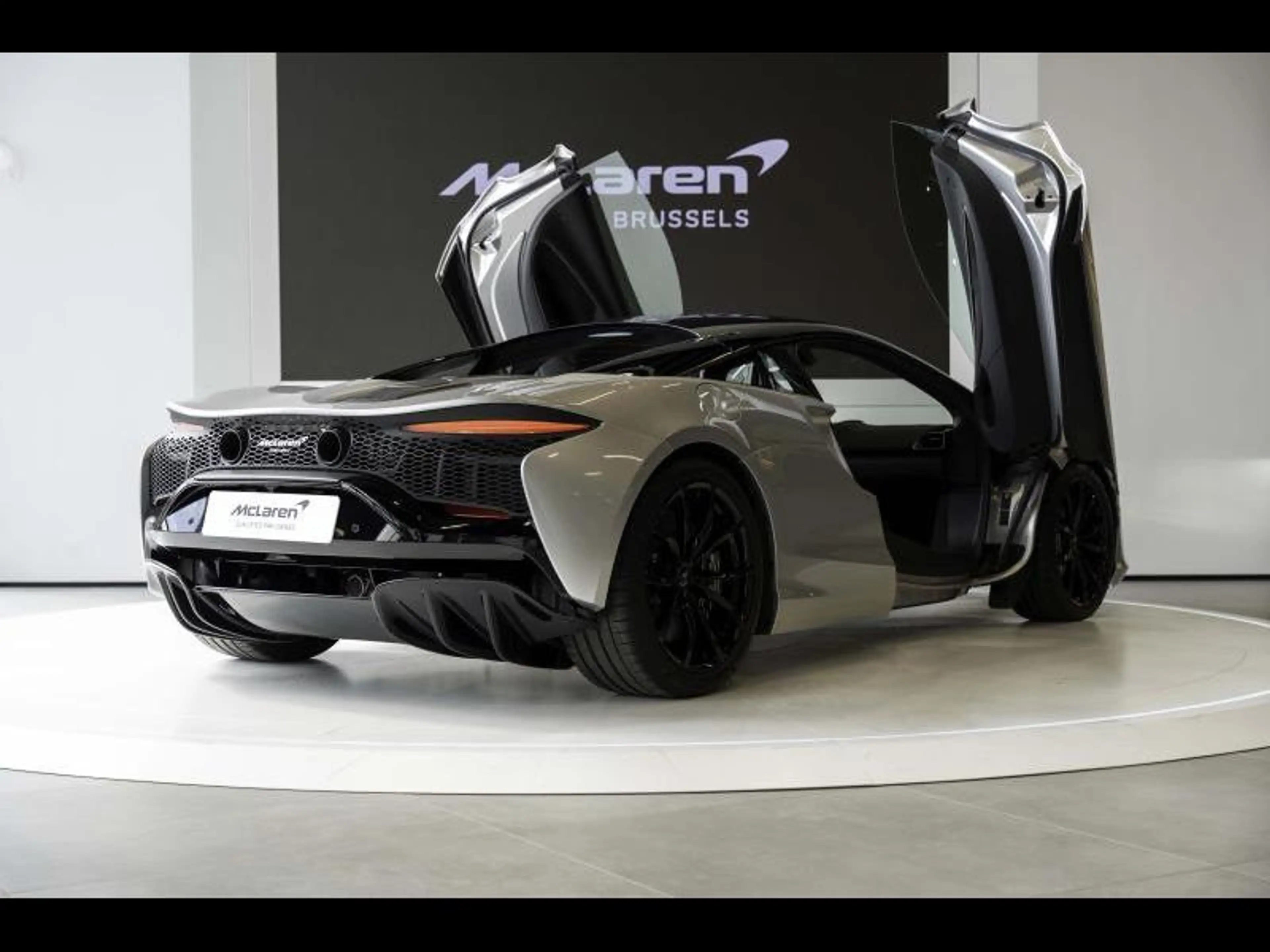 McLaren Artura 3 years of McLaren Warranty included — photo 4