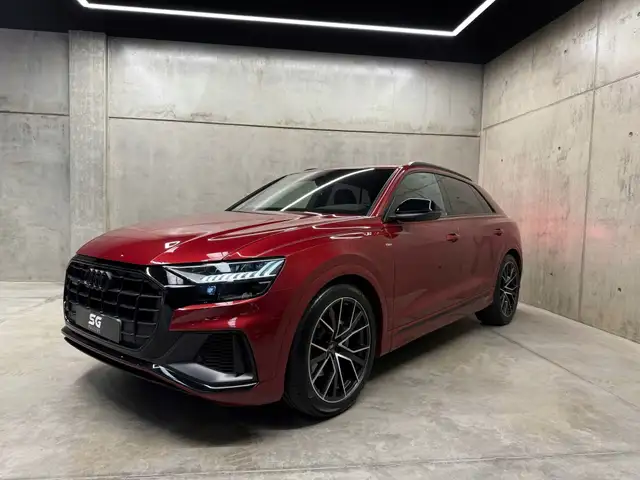 Audi Q8 view 4