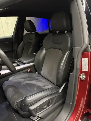Audi Q8 view 12
