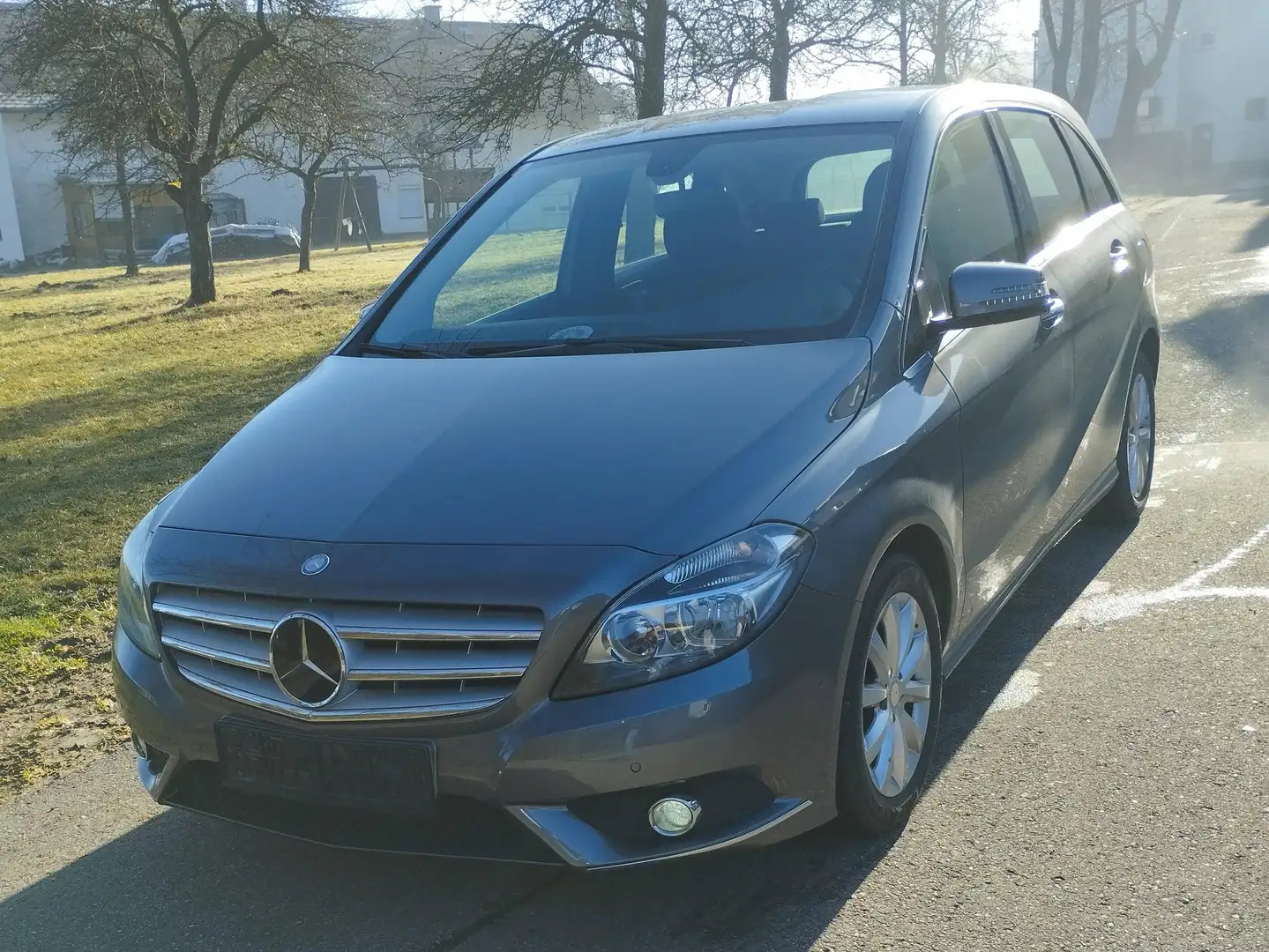 Mercedes-Benz B 180 B 180 CDI BlueEfficiency A-Edition Plus DPF A-Edition PLUS Grau - 1
