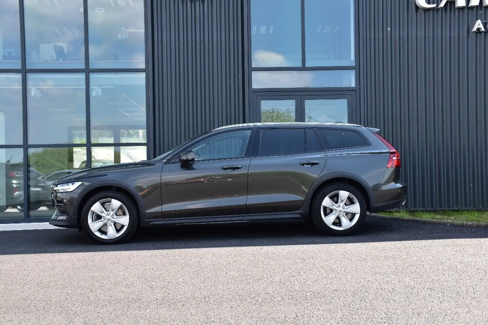 Volvo V60 II CROSS COUNTRY D3 150 PRO GEARTRONIC 8 Šedá - 2