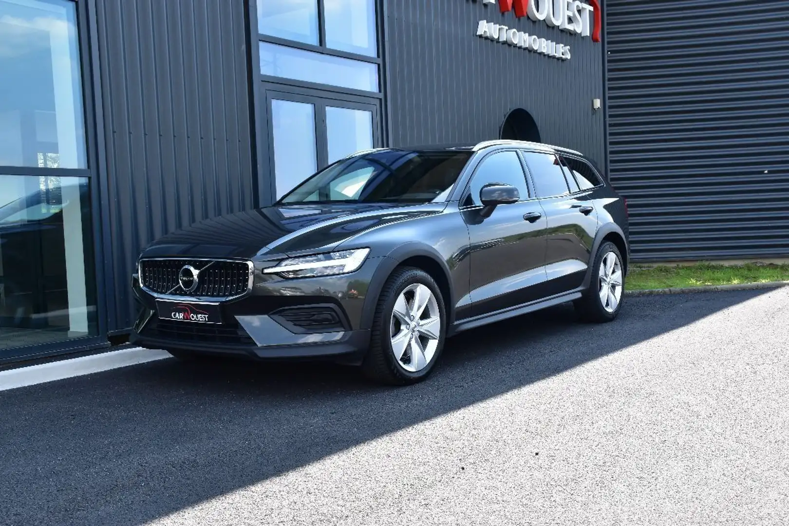 Volvo V60 II CROSS COUNTRY D3 150 PRO GEARTRONIC 8 Šedá - 1