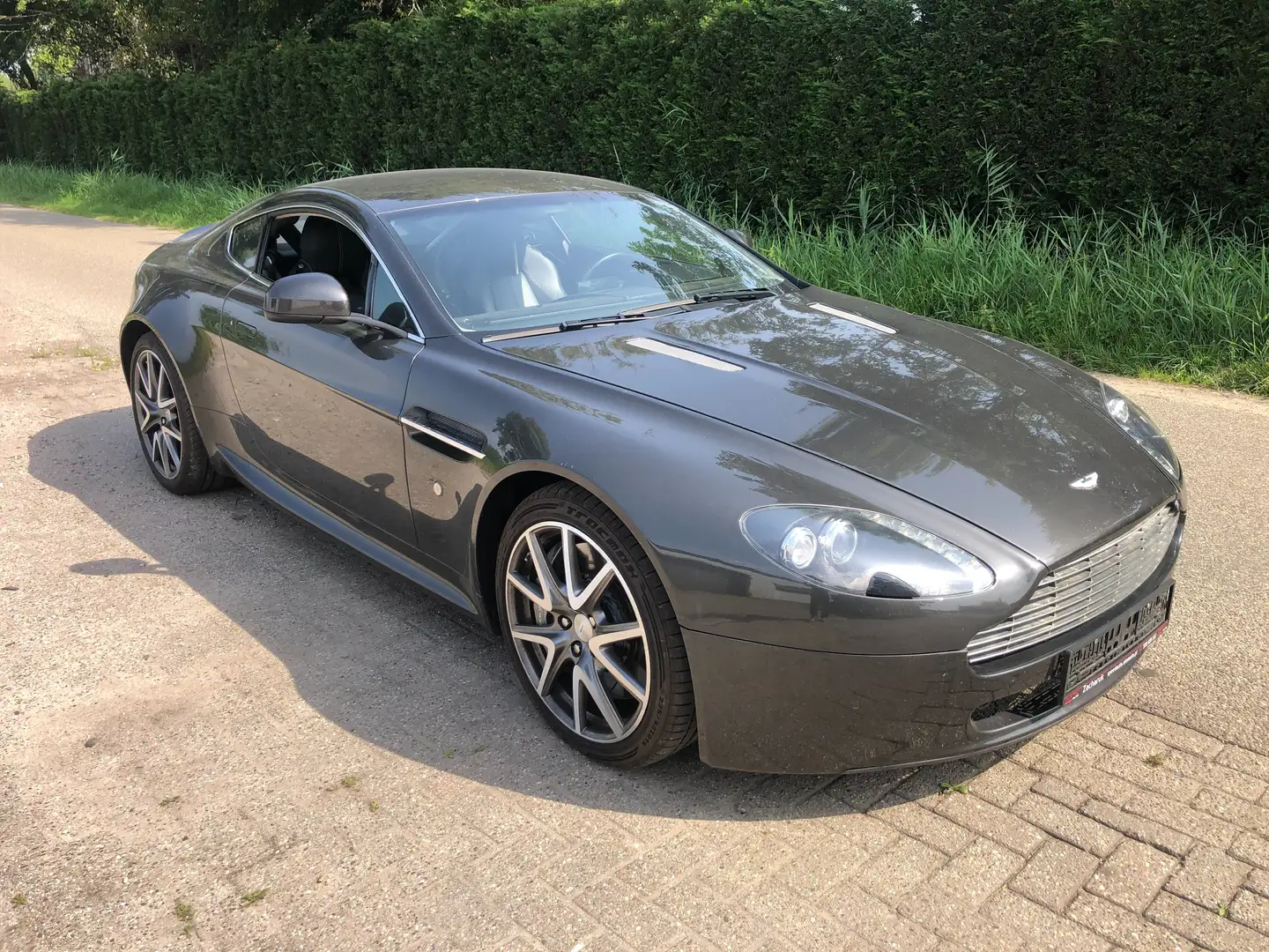 Aston Martin Vantage v8 vantage siva - 1