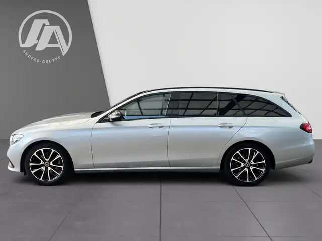 Mercedes-Benz E-Class view 4