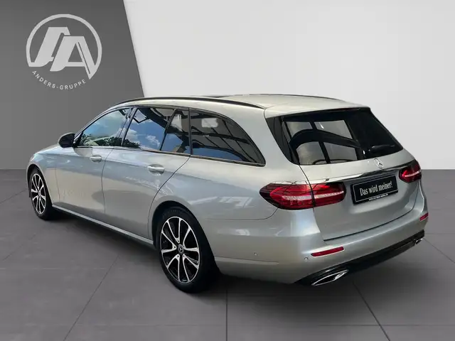 Mercedes-Benz E-Class view 3