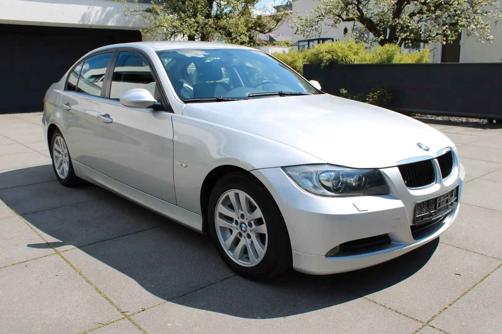 BMW 318 d Lim.**NAVI/XENON/KLIMA/SHZ** Silber - 2