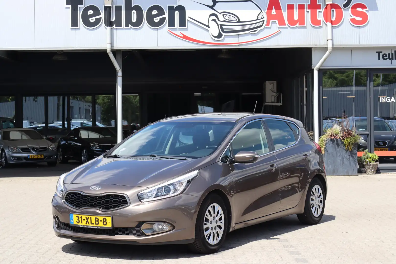 Kia Ceed / cee'd 1.6 GDI Plus Pack Camera, Navigatie, Climate contr Bruin - 1