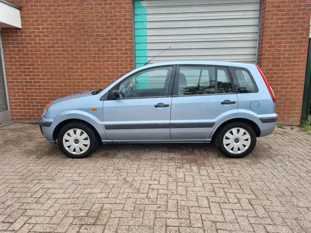 Ford Fusion view 9