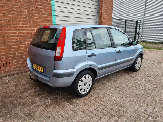 Ford Fusion view 4