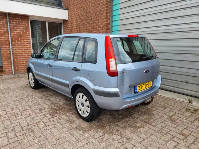 Ford Fusion view 3